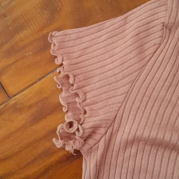 🎉Pink Rose Size small Ribbed Crop top w/ adjustable length, lettuce hem sleeve - Picture 2 of 4